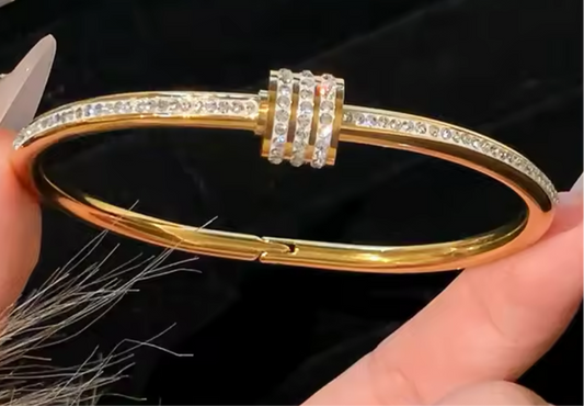 Middle twist Bangle, Gold
